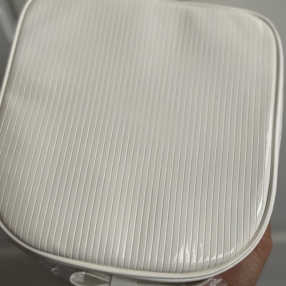 ❤️🔥HOST PICK 🔥🌸Brand New Estée Lauder cosmetic Bag in white patent/glossy - Picture 9 of 9